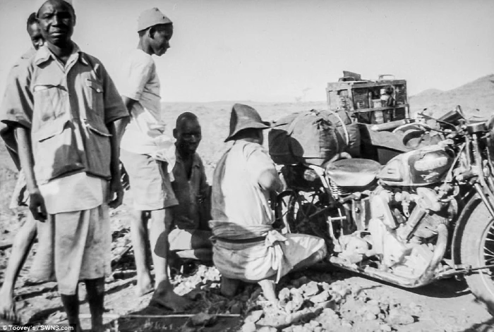 reparando la moto en africa 1935 Florence Blenkiron y Theresa Wallach: las mujeres que cruzaron África en moto y fueron ignoradas 5 Reparando la moto en la travesía de África
