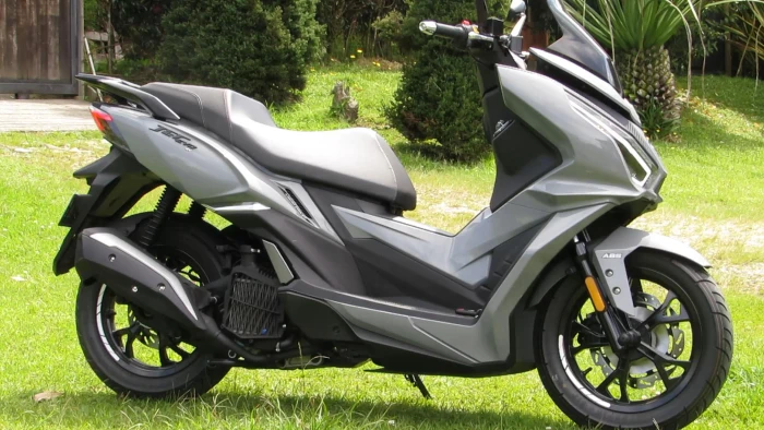 rines de 14 pulgadas en ambas ruedas AKT Jet EVO 150: prueba de manejo del scooter que quiere competir con el líder del segmento 3 Imagen del scooter completo, se destacan las ruedas de 14 pulgadas