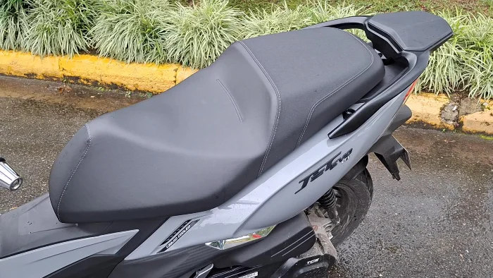 sillin de doble nivel en la akt jet evo 150 prueba de manejo AKT Jet EVO 150: prueba de manejo del scooter que quiere competir con el líder del segmento 4 Asiento de doble nivel para comodidad del conductor y su acompañante