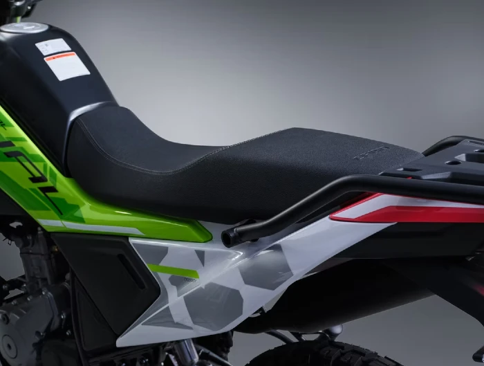 sillin doble altura cflite dual 250 ¿Por qué es tan especial la CFLITE Dual 250? 2 Sillín de doble altura para comodidad del conductor y su acompañante