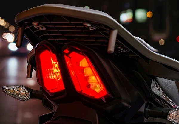 stop led suzuki dr650x detalles precio y ficha tecnica Ya está en Colombia la Suzuki DR160X, detalles, precio y ficha técnica oficial 3 Luces de freno LED