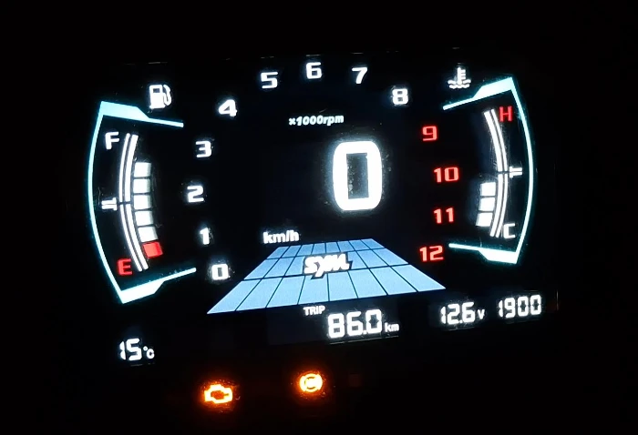 tablero del scooter akt jet evo 150 AKT Jet EVO 150: prueba de manejo del scooter que quiere competir con el líder del segmento 7 Tablero digital fácil de leer en la noche