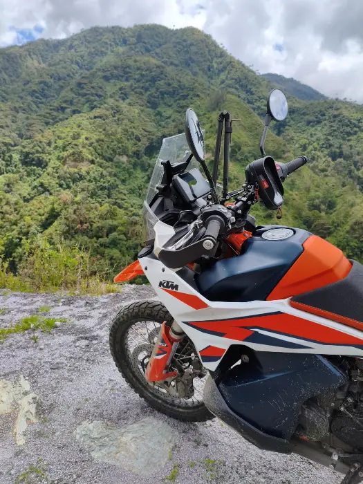 tanques bajos moto ktm 890 adventure r KTM 890 Adventure R: prueba extrema rumbo al volcán Machín en Colombia 1 El sistema de tanques laterales bajos ayuda a mantener un centro de gravedad equilibrado