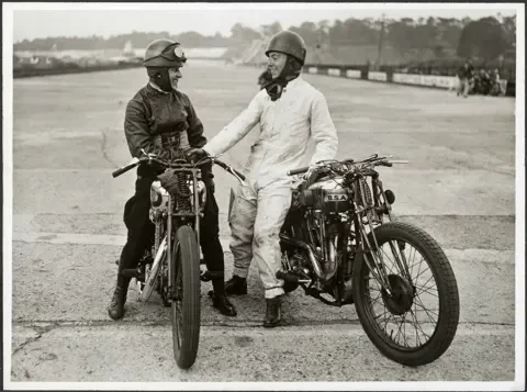 theresa wallach florence blenkiron Florence Blenkiron y Theresa Wallach: las mujeres que cruzaron África en moto y fueron ignoradas 2 Florence y Theresa dos pioneras del motociclismo
