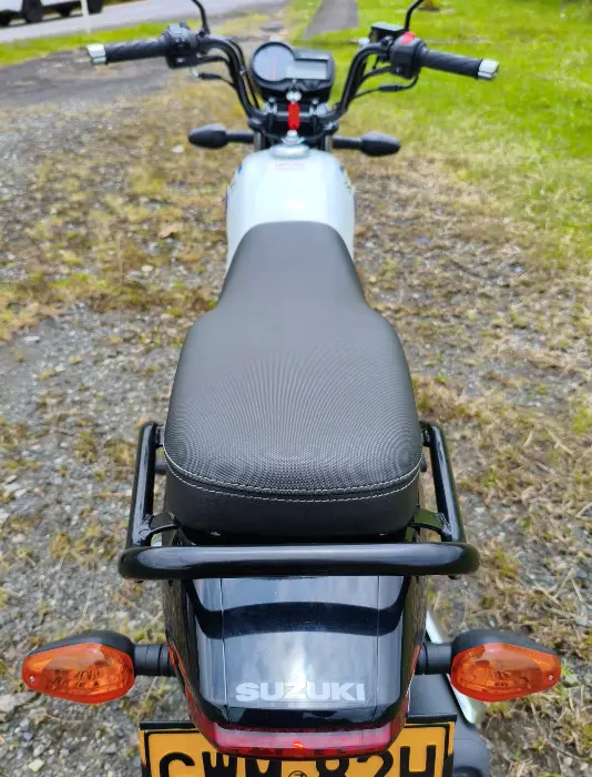 vista desde atras con sus direccionales en primer plano Suzuki AX4 ABS a prueba: una urbana económica que se atrevió a subir el Alto de La Línea 4 Vista desde atrás Suzuki AX4 ABS