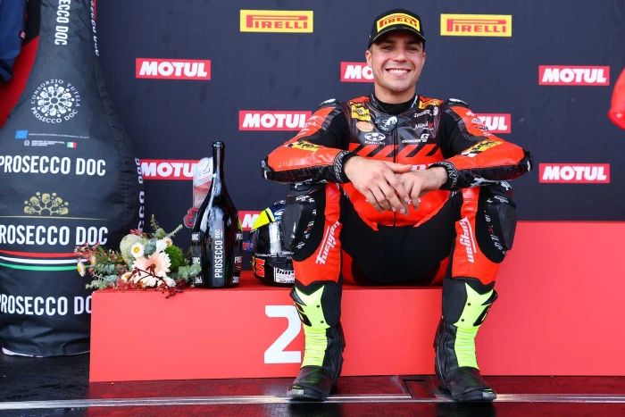 yari montella celebra su primer podio en el wsbk australia 2026 WSBK: Bulega domina las carreras en Australia 2026 3 Yari Montella, primer podio en el WorldSBK