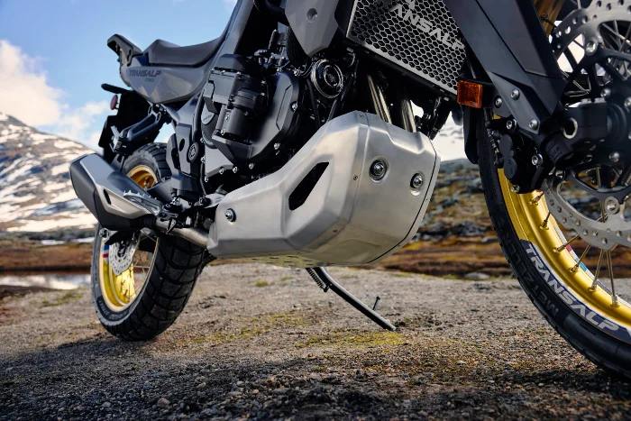 26 honda transalp e clutch protector motor Honda lleva el E-Clutch a la Transalp 2026: más tecnología y control para la aventura 2 Honda Transalp e-clutch con nuevo protector en aluminio en el MY 2026