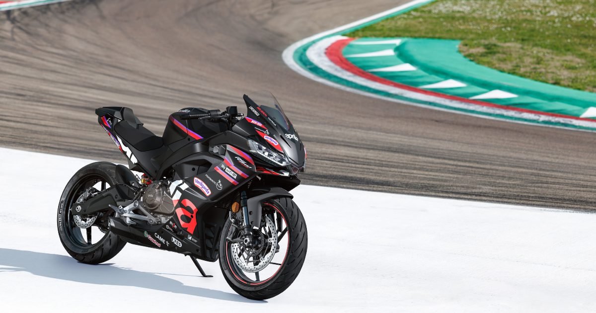 aprilia rs 457 gp replica 2026 Inicio 2 Nueva Aprilia RS 457 GP Replica en una pista de carreras italiana.