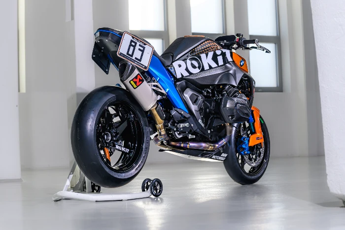 bmw r 1300 r superhooligan vista lateral trasera BMW y la primera victoria AMA Superbike: de la R 90 S a la R 1300 R 2 Detalles especiales de la edición BMW R 1300 R Superhooligna