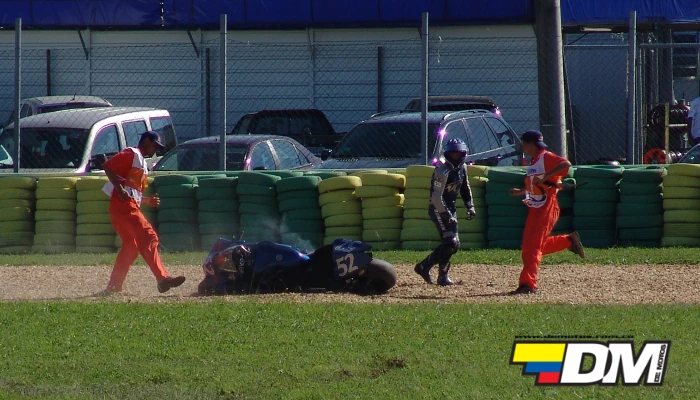 caida en brasil motogp 2004 MotoGP vuelve a Brasil: así vivimos desde dentro el inolvidable Gran Premio de Río en 2004 9 En las salidas a pista, no pueden faltar las caídas