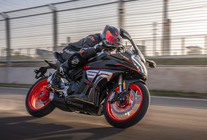 cfmoto 450sr s moto china deportiva Moto ¿Japonesa o china? 3 Esta cfmoto deja claro que elegir entre japonesa o china es complicado