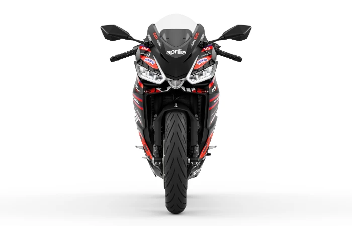 detalle frontal de la aprilia rs 457 gp replica del 2026 Nueva Aprilia RS 457 GP Replica: ADN de MotoGP para una nueva generación 4 Vista frontal de una moto deportiva de medio cilindraje