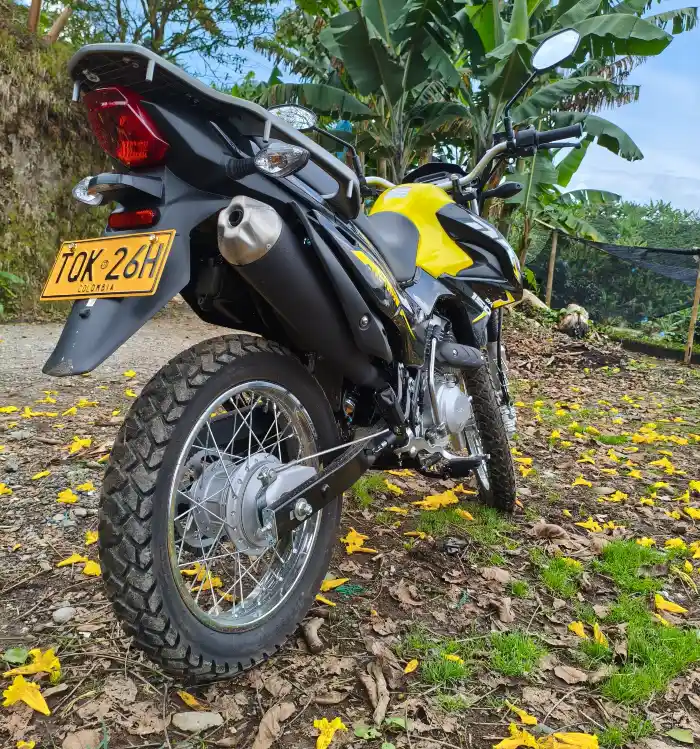 detalle posterior suzuki dr 150 abs carburada Prueba Suzuki DR150 ABS Carburada El retorno de la reina 4 llanta trasera y escape de la moto