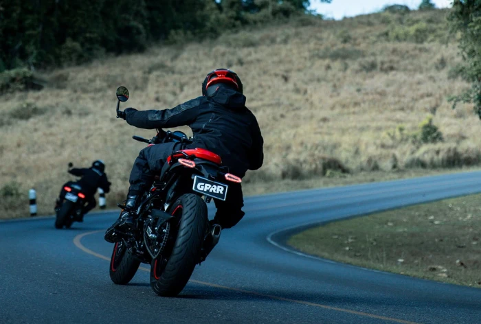 detalle posterior y llanta de la grr 450 Nueva Royal Enfield GRR 450 APEX: La Roadster Mejorada 3 Moto en acción vista desde atrás