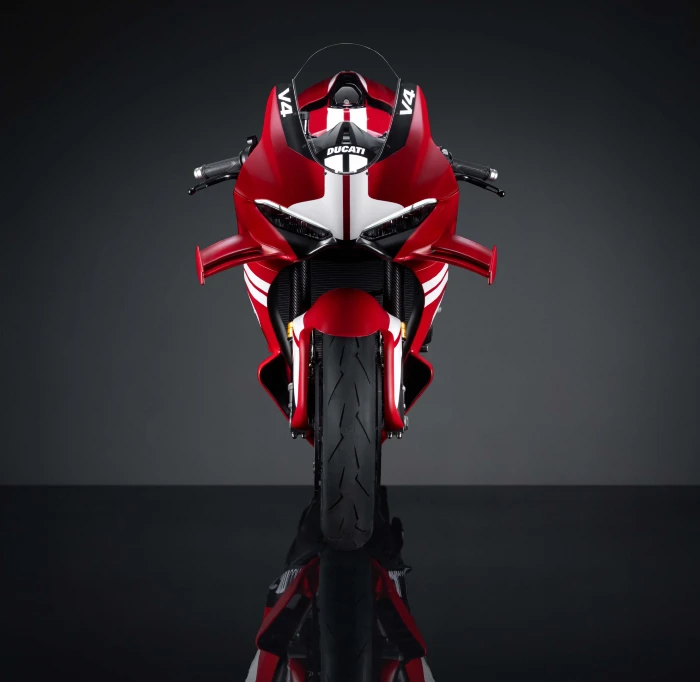 frontal de la moto centenario de ducati Qué hace única a la Ducati Superleggera V4 Centenario 1 Frontal de la moto superdeportiva de Ducati para su centenario