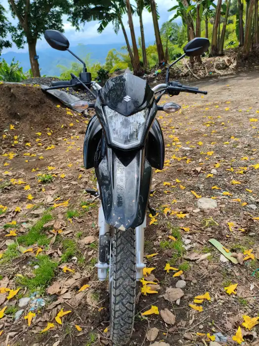 frontal de la suzuki Prueba Suzuki DR150 ABS Carburada El retorno de la reina 6 Frontal de la motocicleta Suzuki DR 150 ABS carburada