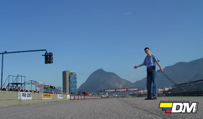 juan carlos posada director de la revista de motos motogp brasil 2004 MotoGP vuelve a Brasil: así vivimos desde dentro el inolvidable Gran Premio de Río en 2004 1 Juan Carlos Posada visitó el Gran Premio de Rio en MotoGP 2004