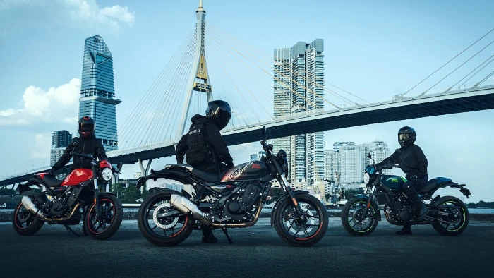 la grr 450 apex en sus tres variantes de color Nueva Royal Enfield GRR 450 APEX: La Roadster Mejorada 1 Motos en varios colores, estacionadas en una calle