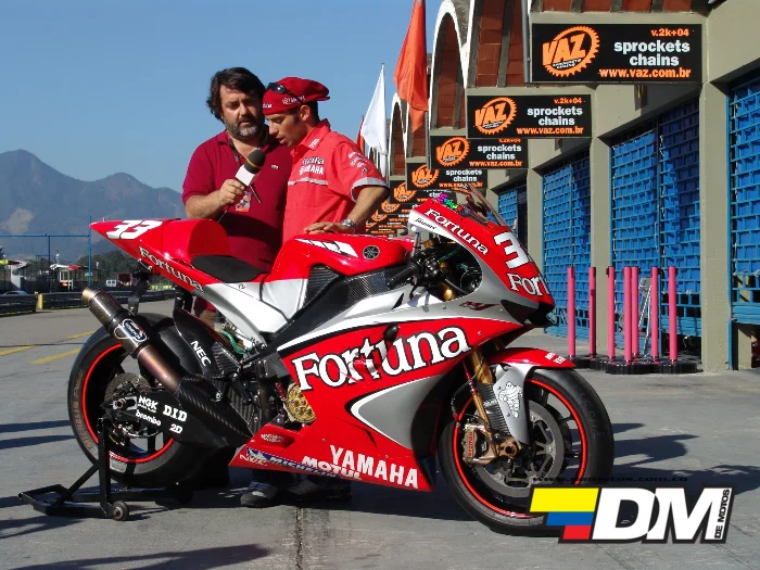 marco melandri es entrevistado en el gp de brasil 2004 MotoGP vuelve a Brasil: así vivimos desde dentro el inolvidable Gran Premio de Río en 2004 4 Entrevista a Marco Melandri