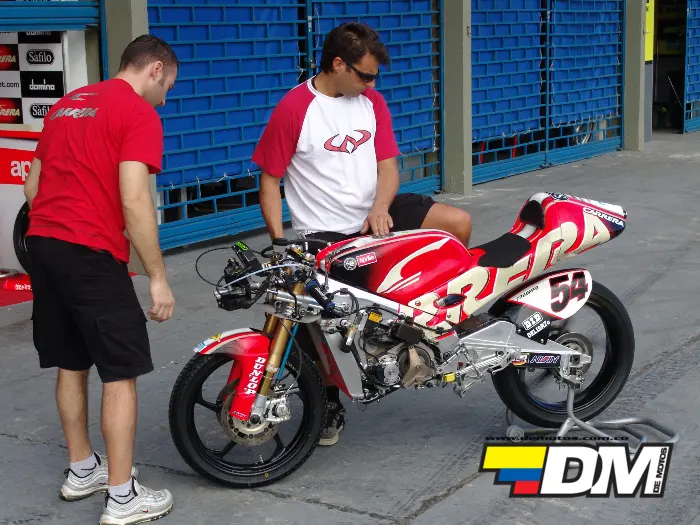 moto de carreras del mundial de velocidad brasil 2004 MotoGP vuelve a Brasil: así vivimos desde dentro el inolvidable Gran Premio de Río en 2004 8 Es hora de alistar las motos para las previas