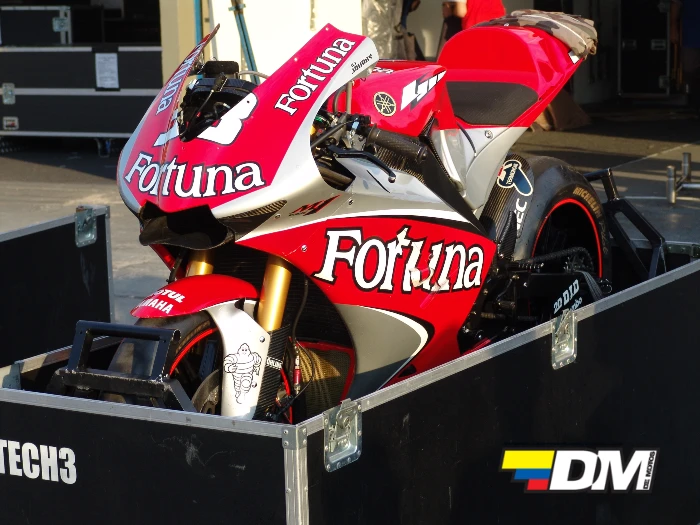 moto de carreras en su caja de transporte MotoGP vuelve a Brasil: así vivimos desde dentro el inolvidable Gran Premio de Río en 2004 2 Las motos son transportadas en cajas para protegerlas