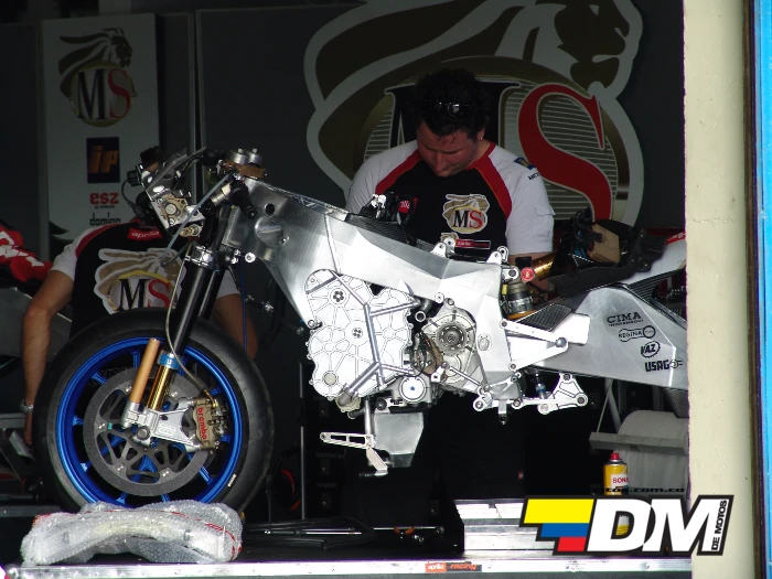 moto en el box del gran premio de rio 2004 MotoGP vuelve a Brasil: así vivimos desde dentro el inolvidable Gran Premio de Río en 2004 6 Motos en los boxes se alistan para la acción