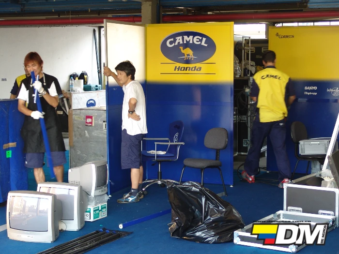 organizando el box del equipo de motociclismo MotoGP vuelve a Brasil: así vivimos desde dentro el inolvidable Gran Premio de Río en 2004 3 Organizando el interior del box para uno de los equipos de Honda, MotoGP Brasil 2004