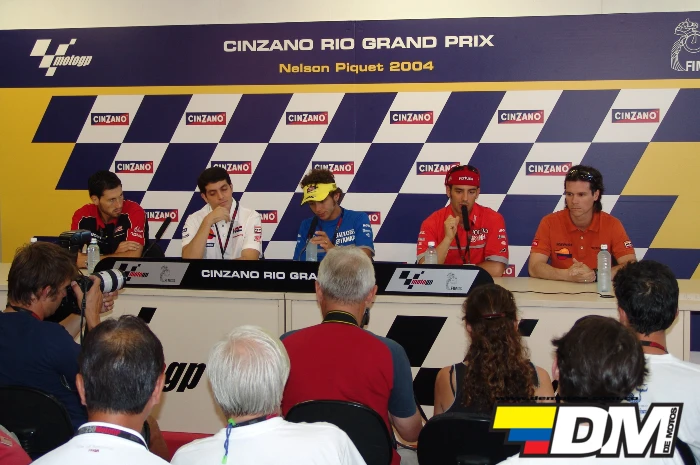 rueda de prensa motogp brasil 2004 la revista de motos MotoGP vuelve a Brasil: así vivimos desde dentro el inolvidable Gran Premio de Río en 2004 11 Rueda de prensa oficial del Gran Premio de MotoGP en Brasil 2004