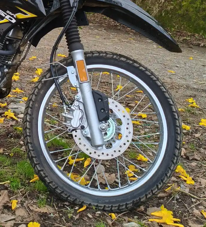 rueda delantera suzuki dr150 abs carburada detalle frenos Prueba Suzuki DR150 ABS Carburada El retorno de la reina 5 Freno ABS en la rueda delantera de la Suzuki