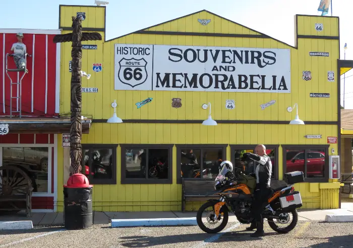 ruta 66 en moto akt 250 El rugir del horizonte: Las rutas más legendarias para recorrer en moto 3 Recorrer la ruta 66 en moto es obligatorio para los aventureros