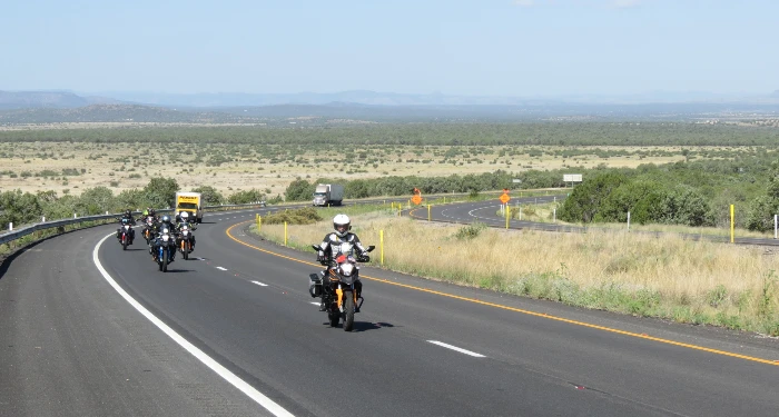 ruta 66 viaje en akt tt 250 El rugir del horizonte: Las rutas más legendarias para recorrer en moto 2 Largas carreteras y autopistas en la ruta 66