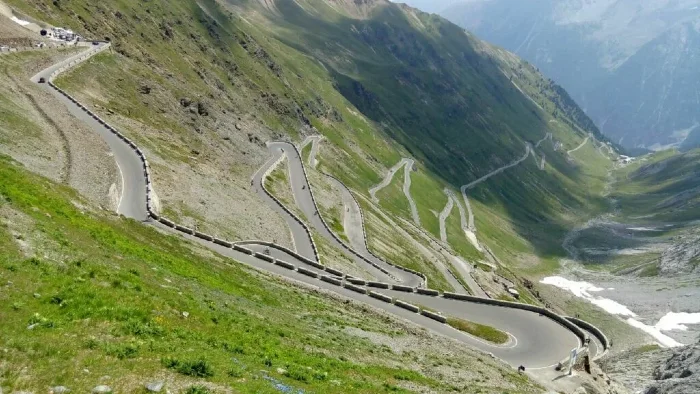 ruta stelvio europa El rugir del horizonte: Las rutas más legendarias para recorrer en moto 4 Paso Stelvio