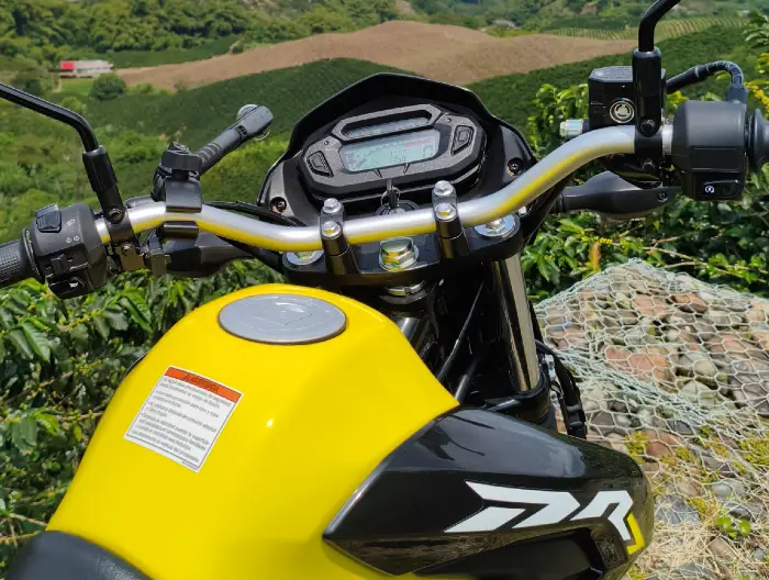 tablero y mandos de la suzuki dr150 abs carburada Prueba Suzuki DR150 ABS Carburada El retorno de la reina 2 Detalle del tablero y comandos de la moto