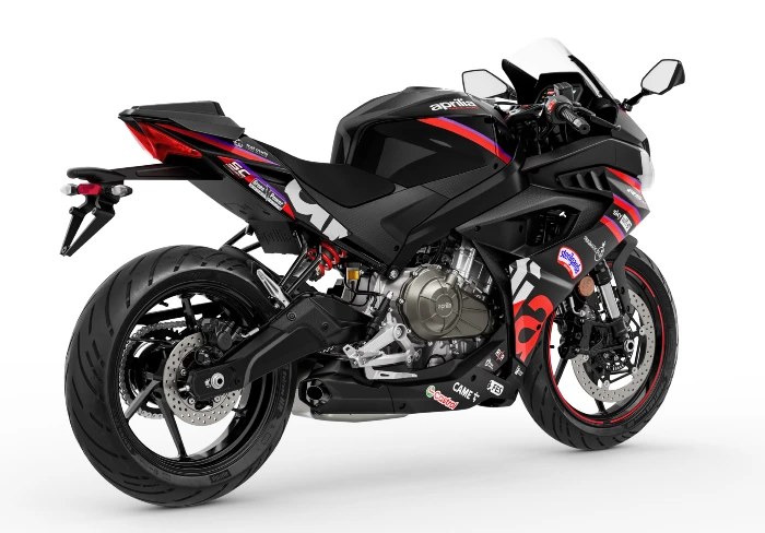 vista posterior lateral de la aprilia rs 457 gp replica 2026 Nueva Aprilia RS 457 GP Replica: ADN de MotoGP para una nueva generación 3 Detalle de la vista lateral de la Aprilia RS 457 GP Replica 2026