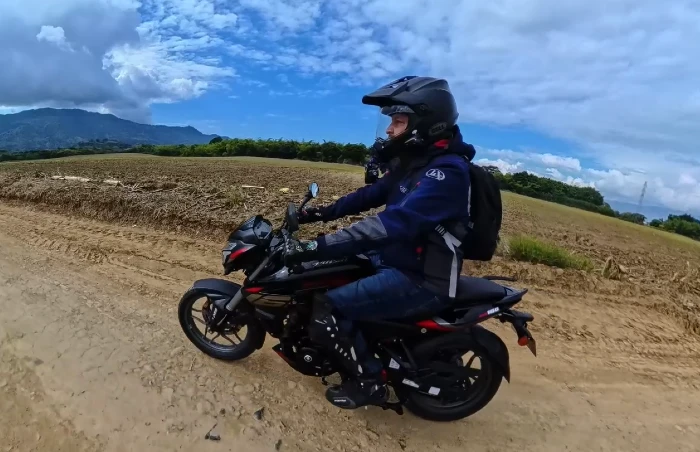 bajaj pulsar ns160 fi abs accion Prueba Bajaj Pulsar NS160 FI ABS: consumo, velocidad, puntos fuertes y lo que debe mejorar en 2026 3 una moto capaz no solo para ciudad, sino también para trayectos intermunicipales y carretera abierta