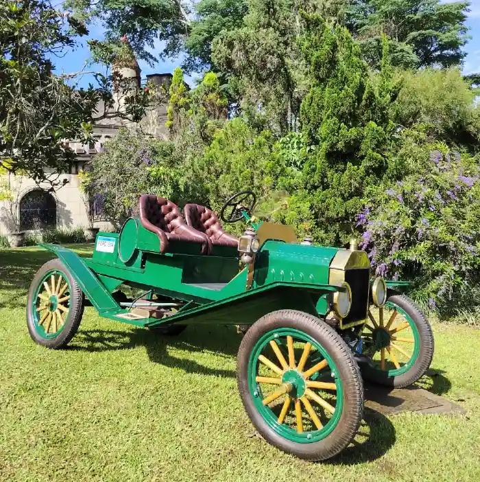 carro antiguo museo del transporte de antioquia Museo del Transporte de Antioquia: 30 años de historia sobre ruedas, vive la experiencia 2 Auto antiguo del Museo del Transporte de Antioquia