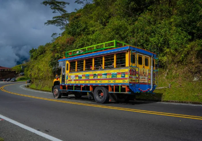 cocorna redBus Recomendaciones de rutas para viajar en carretera y disfrutar de los paisajes 3 Camión de escalera, Colombia