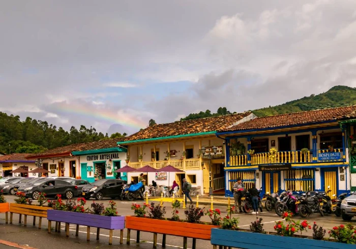 colombia redBus Recomendaciones de rutas para viajar en carretera y disfrutar de los paisajes 2 Pueblo típico de Colombia