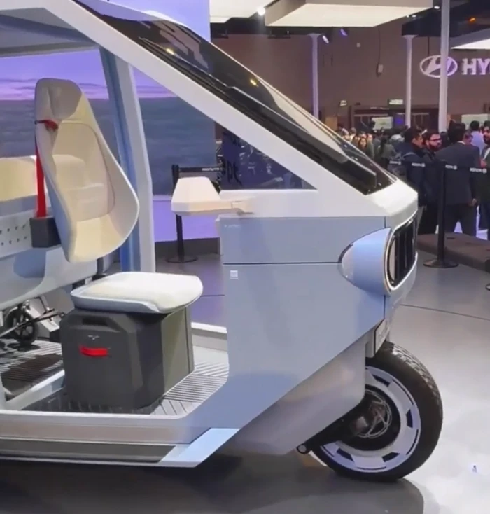 detalle interior conductor vehiculo de tres ruedas El futuro de los vehículos de tres ruedas podría cambiar gracias a la alianza entre TVS y Hyundai 3 Mejor ergonomía en estos vehículos de tres ruedas