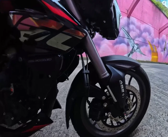 freno abs moto en accion Prueba Bajaj Pulsar NS160 FI ABS: consumo, velocidad, puntos fuertes y lo que debe mejorar en 2026 5 Bajaj pulsar ns160 fi abs freno moto en acción