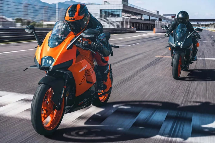 ktm 450rc vista lateral en pista Llega una KTM 450RC Bicilindrica con el ADN Ready To Race 2 KTM 450RC circulando por una pista por la línea de meta