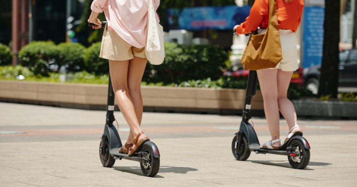 Ley que regula uso de las patinetas eléctricas en Colombia, mujeres circulando en patineta por una calle