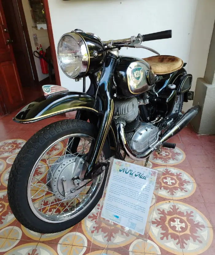 moto clasica museo del transporte Museo del Transporte de Antioquia: 30 años de historia sobre ruedas, vive la experiencia 1 Moto clásica en exhibición