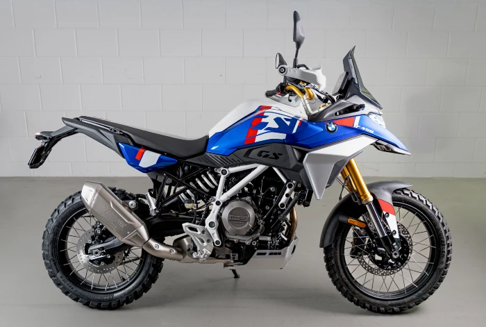moto de costado bmw f 450 gs Nueva BMW F 450 GS: así la describen tras probarla y por qué apunta a ser una trail clave en su segmento 4 Detalles de la BMW f 450 GS en toma de costado