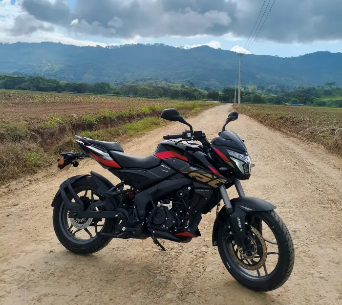 moto en carretera destapada Prueba Bajaj Pulsar NS160 FI ABS: consumo, velocidad, puntos fuertes y lo que debe mejorar en 2026 4 Moto en carretera destapada