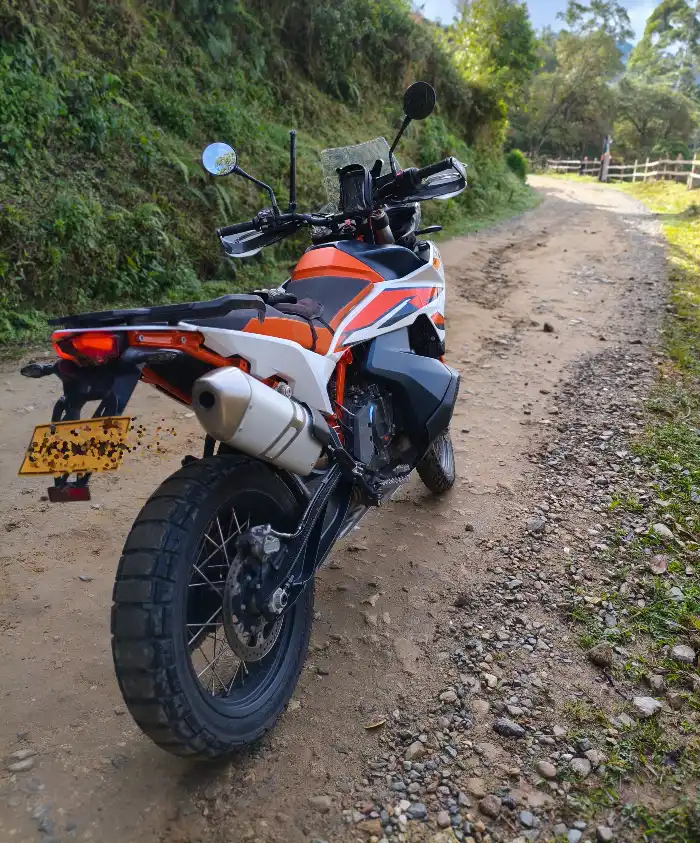 moto ktm con llanta doble proposito Temperatura de las llantas: cómo afecta de verdad al agarre y qué debes tener en cuenta en moto 2 Moto KTM en carretera sin asfalto