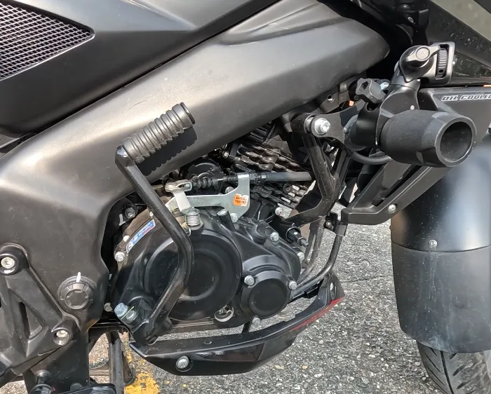 motor pulsar ns 160 fi abs prueba de manejo Prueba Bajaj Pulsar NS160 FI ABS: consumo, velocidad, puntos fuertes y lo que debe mejorar en 2026 2 La Bajaj Pulsar NS160 FI ABS utiliza un motor monocilíndrico de 160.3 cc