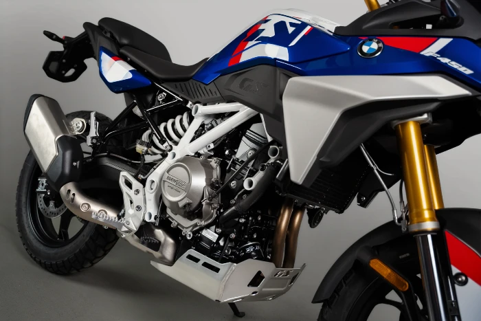 motor y suspensiones f 450 gs de bmw Nueva BMW F 450 GS: así la describen tras probarla y por qué apunta a ser una trail clave en su segmento 2 Detalles del motor y las suspensiones delanteras de la moto