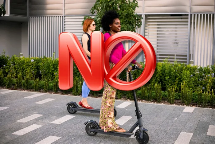 no se pueden usar patinetas en los andenes Atención Colombia entra en vigor la Ley que regula uso de las patinetas eléctricas 2 Mujeres en patineta por un andén. Colombia Ley que regula uso de patinetas eléctricas
