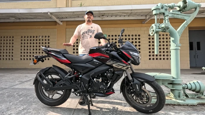 prueba bajaj pulsar ns160 fi abs imagen estatica Prueba Bajaj Pulsar NS160 FI ABS: consumo, velocidad, puntos fuertes y lo que debe mejorar en 2026 1 Hombre hablando de la moto bajaj pulsar ns160 fi abs